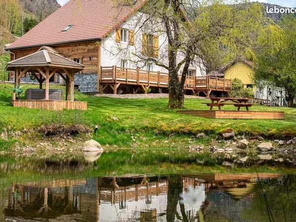 Domaine avec plan d eau et 3 appartements meubles