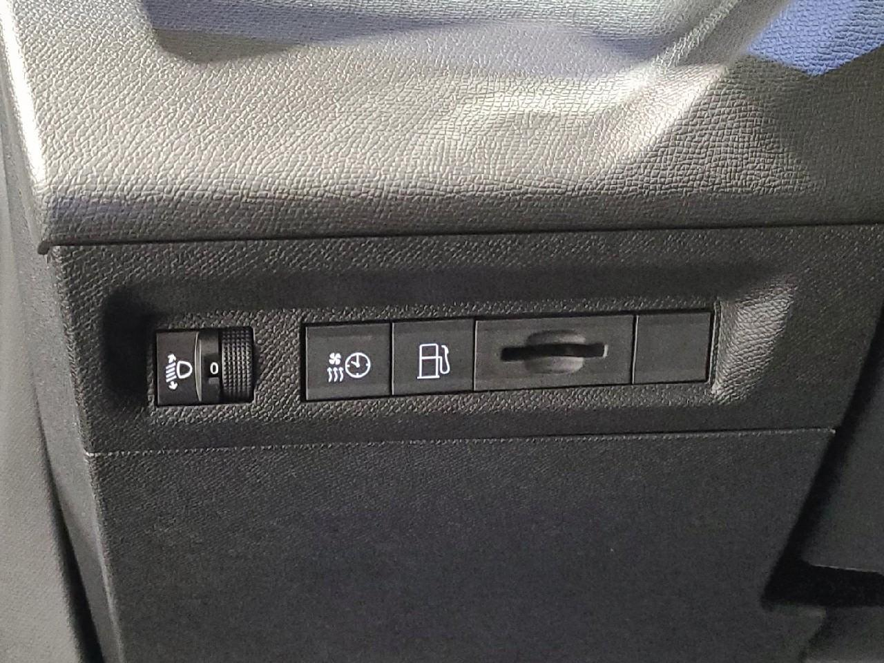 Peugeot 408 phev 180 e-eat8 allure — photo 23