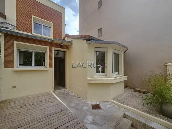 Maison avec terrasse proche mairie.