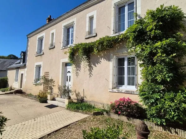 Touraine — Élégant presbytère du XVIIIe siècle, jardin clos et dépendance locative