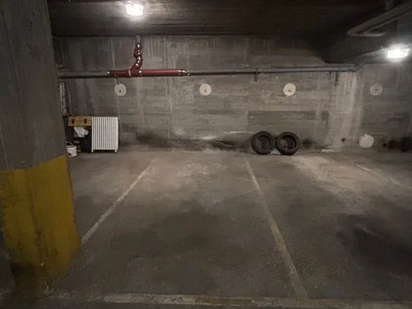 à louer — place de parking sécurisée