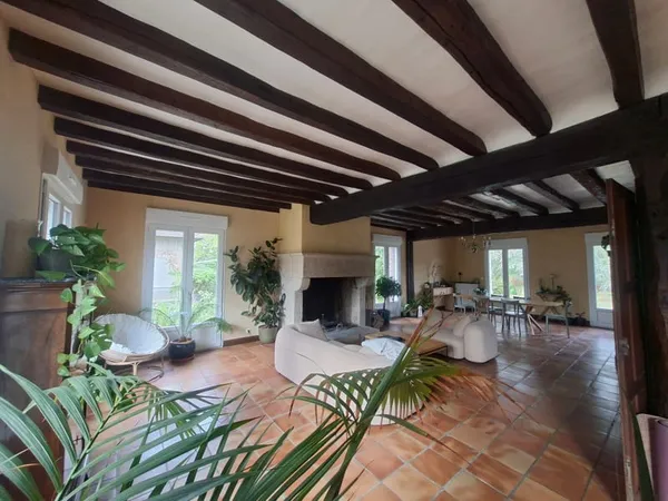 Belle maison familiale de caractère avec 5 chambres et jardin de 3 480 m²