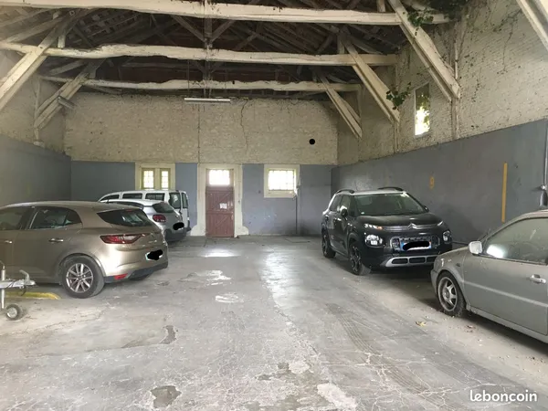 Place de parking dans garage sécurisé