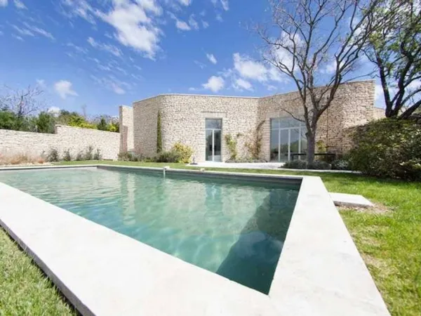 A louer, villa de prestige au centre du village de Gordes, pour