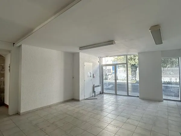 Local commercial 98 m² Saintes