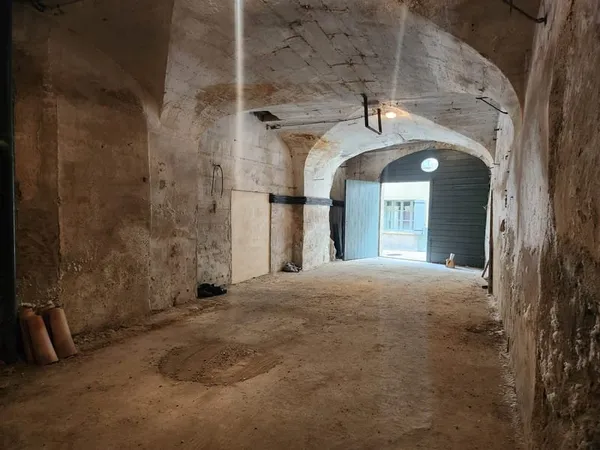 Magnifique Local au coeur d'UZES