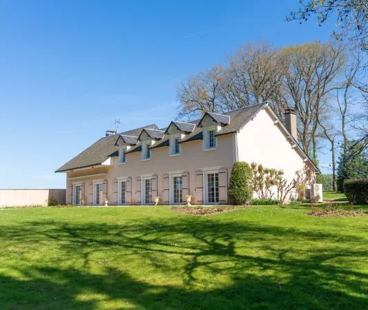 Vends propriété - 386.45 m² - 9 pièces, 6 chambres - Rochecorbon 37210