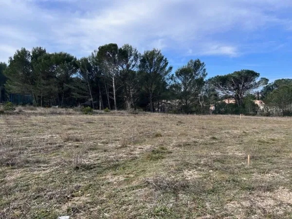 Terrain 569 m²