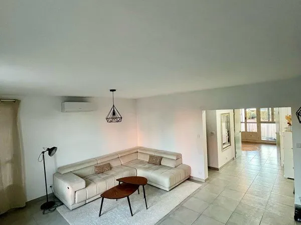 T4 86,84 m² entièrement rénové, DPE C, parking privé fermé