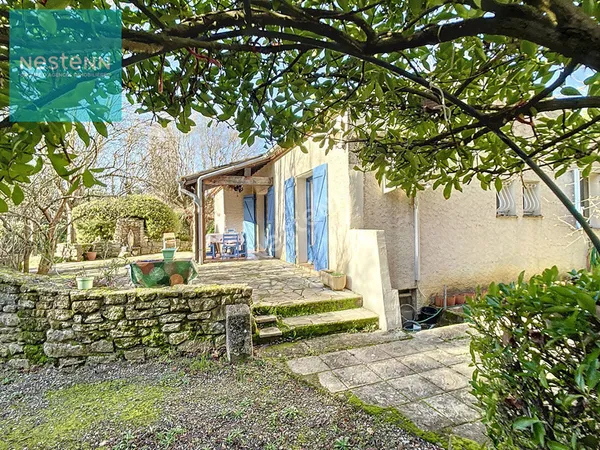 A vendre, maison de plain-pied de 100m², 4 chambres, garage, jardin arboré de 3040m², à 10 minutes d