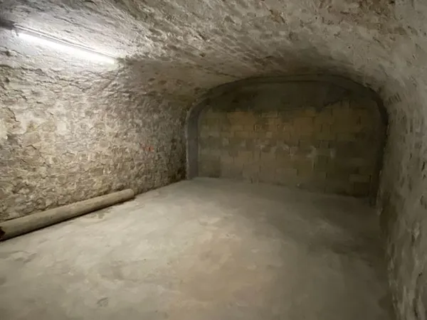 Très grande cave bas Ménilmontant