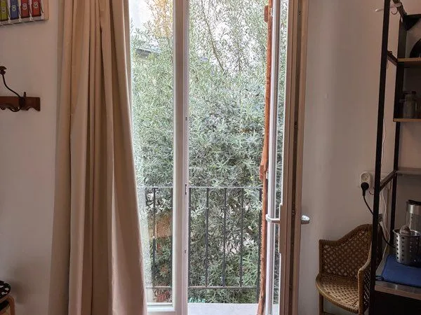 Studio meublé sur cour arborée , 1er et dernier étage