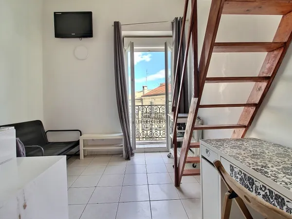 Studio 1 pièce 13 m²