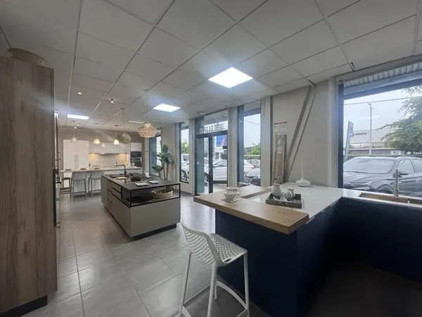 Local 3 pièces 220 m²
