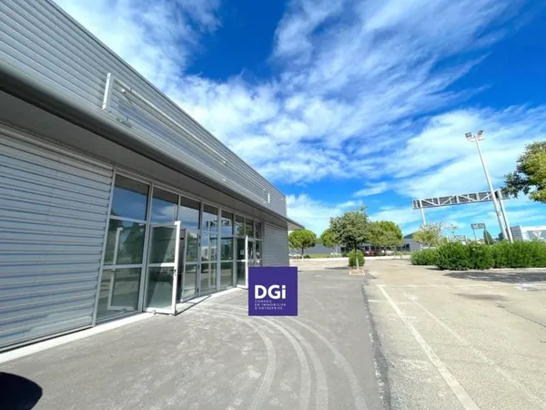 Local commercial 606 m²