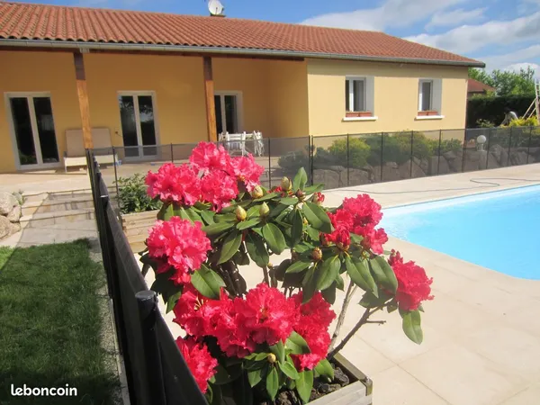 Villa de plein pied avec piscine sur terrain 1300 m², sans vis à vis, exposition sud-est