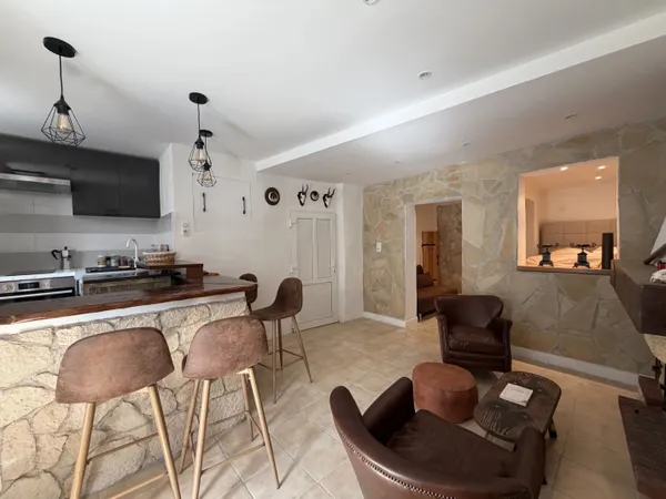 PEILLE : Grand studio avec terrasse