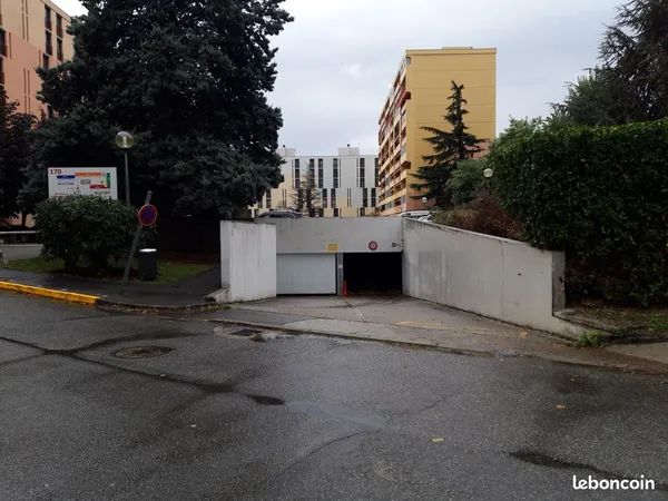 Place de parking souterrain sécurisée - Métro Roseraie (100m)