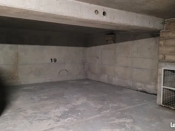 Grande place de parking (22m²) 1er SS sécurisée