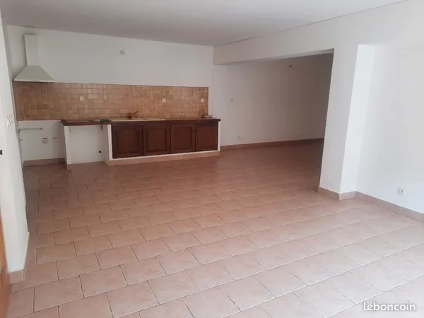 Apparemment de 70m² au rez-de-chaussée sans charges de copropriété 75 000 euros suméne