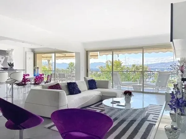 Superbe appartement 3 pièces Cannes Croisette face au Port Canto