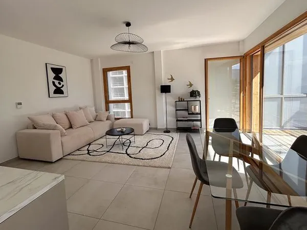 Située à Ferney-Voltaire (01210), cette propriété bénéficie d'un emplacement privilégié proche de l'