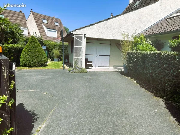 Belle maison, sans travaux, au bord du lac dans une résidence de standing