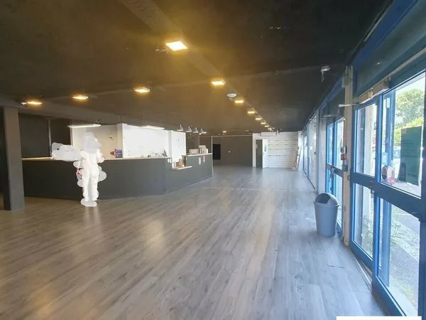 Local commercial 635 m² SAINT EGREVE