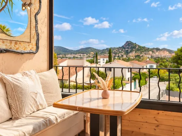 HYÈRES - T3 DE 68.63M2 AVEC LOGGIA FERMÉE - STATIONNEMENT -