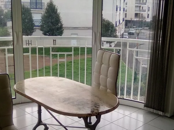 Disponible rapidement, proche port Olona, au calme et de standing. 1 CH + Bureau