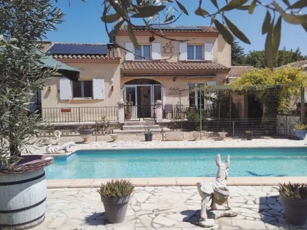 villa 136 m2 et 84 m2 de dependance