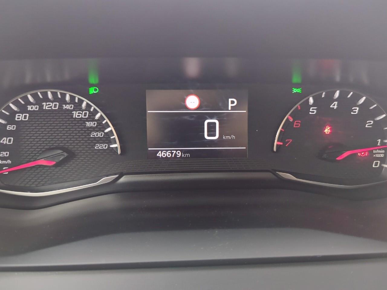 Peugeot 2008 puretech 130 s&s eat8 style — photo 24