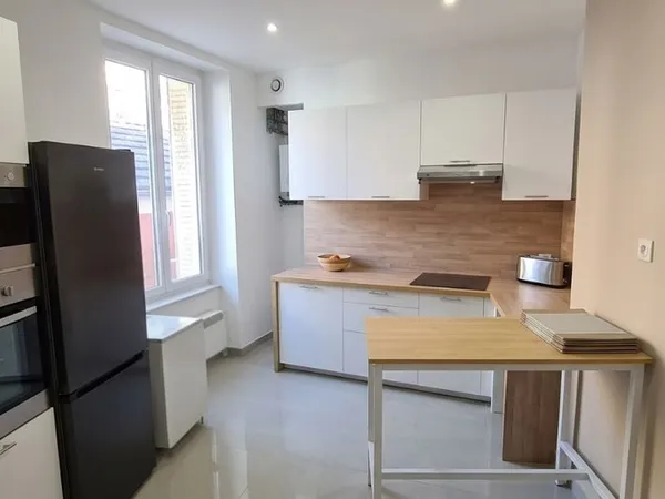 Apartement meublé F3, 65m2, entièrement rénové, Belfort. Situé à Belfort