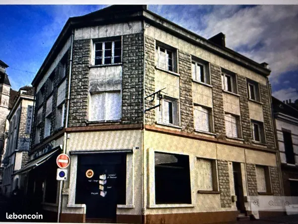 IMMEUBLE avec 2 appartements loués et un commerce