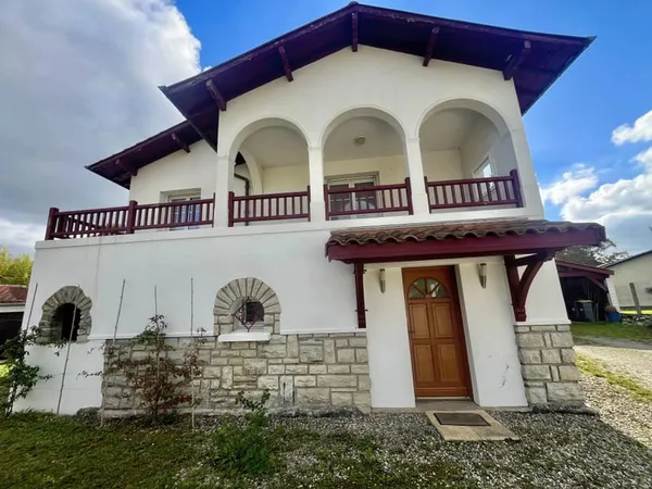 Maison à proximité du centre-ville de Salies-de-Béarn avec une dépendance et un grand jardin