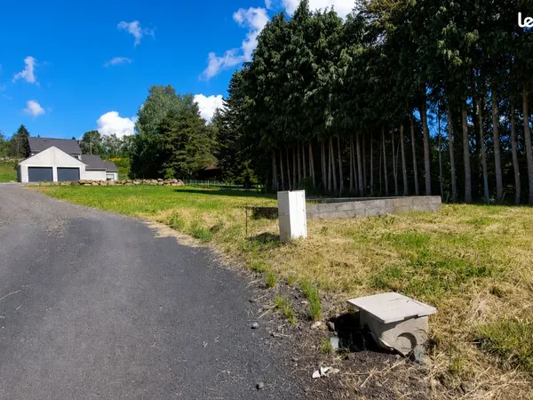 🏡 Terrain constructible viabilisé 838 m² - Aydat - 110 000