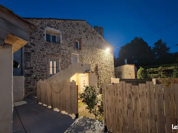 Maison de village en pierres rénovée 232 m² 3 logements possibles Tornac