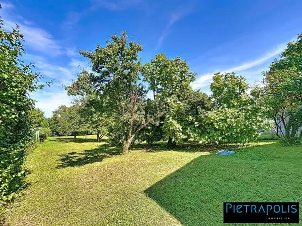 Terrain constructible plat d'environ 770m²