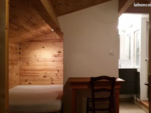 Agréable chambre climatisée chez l'habitant