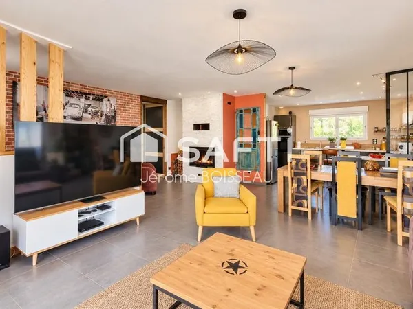 Maison familiale de plain-pied  130 m²  4 chambres  Terrain 705 m²  Garage indépendant