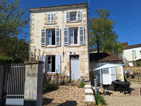 A LOUER ! Charmante maison 3 pièces de 80 m2 avec jardin