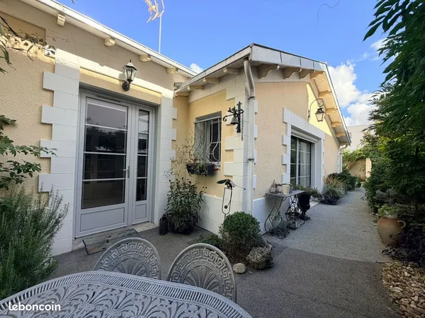Maison années 30 restaurée avec jardin et parkin