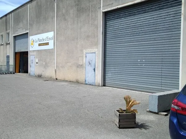 BATIMENT INDUSTRIEL 700 m² - DIVISE EN 350m²/350 m²