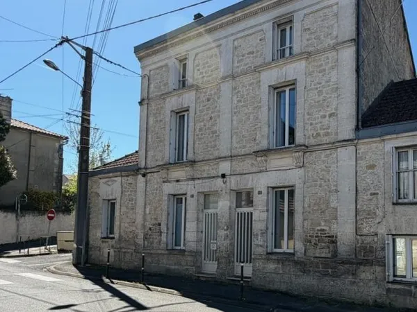 MAISON DE VILLE AVEC JARDINET