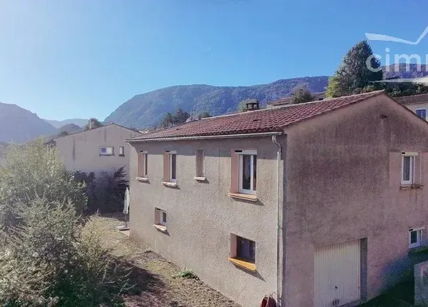 Un bien, deux logements — confortables et clés en main avec jardin et garage