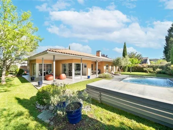 Maison 8 pièces 300 m²
