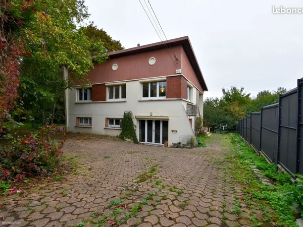 Maison individuelle idéalement située, sur 2.704 m² de terrain
