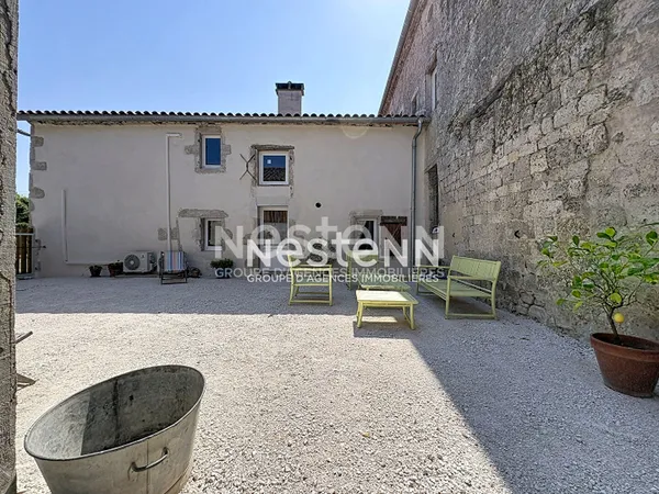 Maison de ville entièrement rénovée, 3 chambres avec cours et terrain viabilisé.