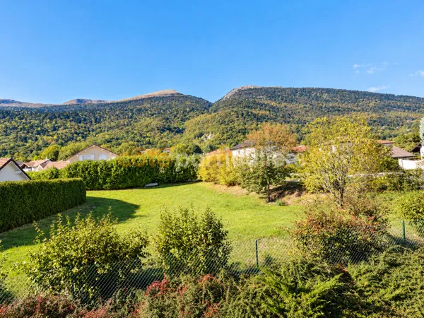 À VENDRE ? Maison contemporaine de 135 m² avec vue sur le Jura, jardin et grand garage