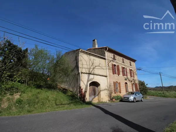 A vendre grande maison de village 4 faces avec terrain, puits et source